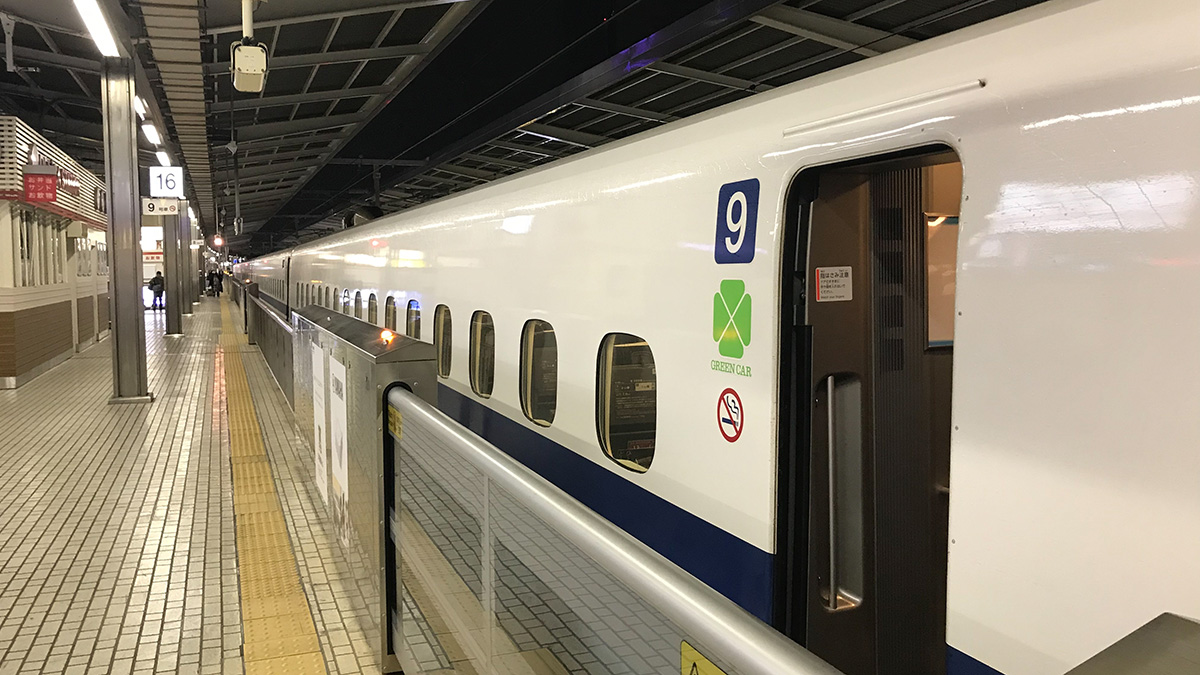 こだま685号のグリーン車で、東京から名古屋へ。片道9,000円で快適な旅を。