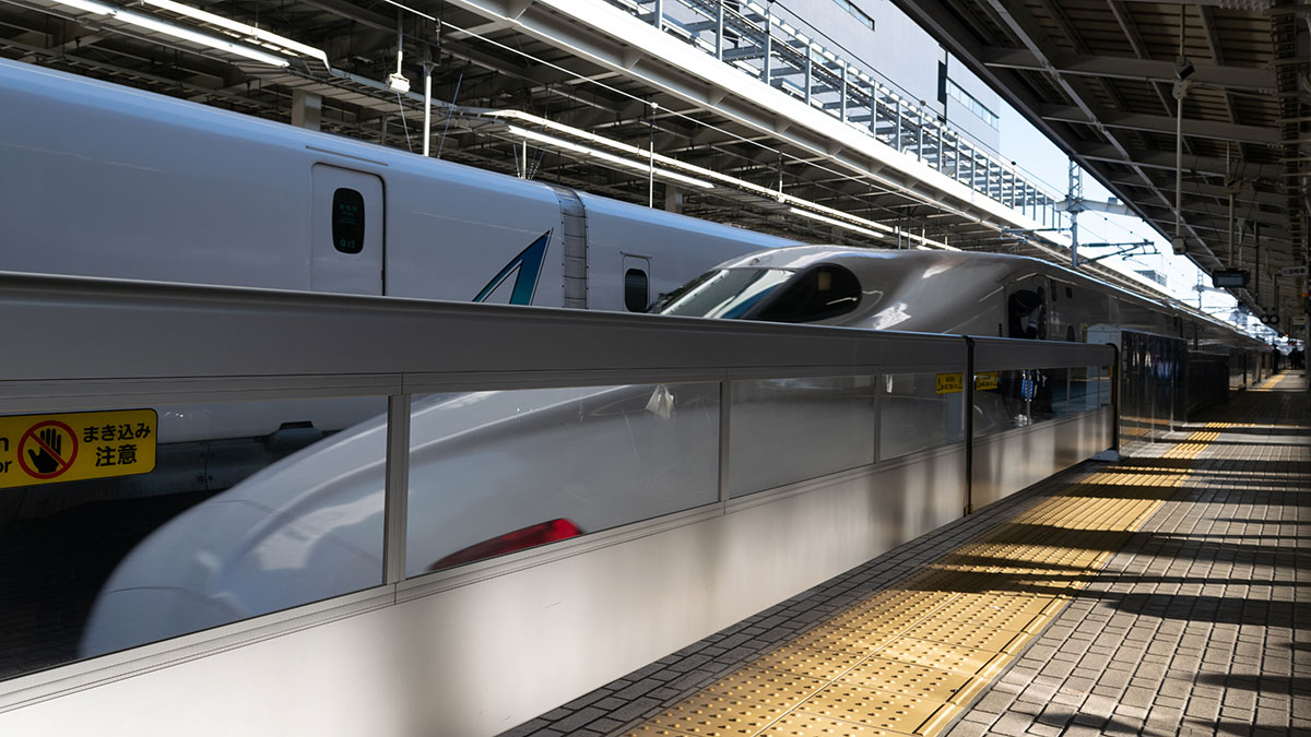 新大阪駅の新幹線26番線には5mの大開口ホームドアが設置されている。車輪なしの片持ち構造だ！