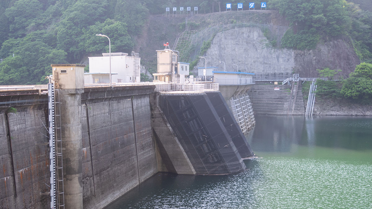 昭和39年製、中空重力式の横山ダム