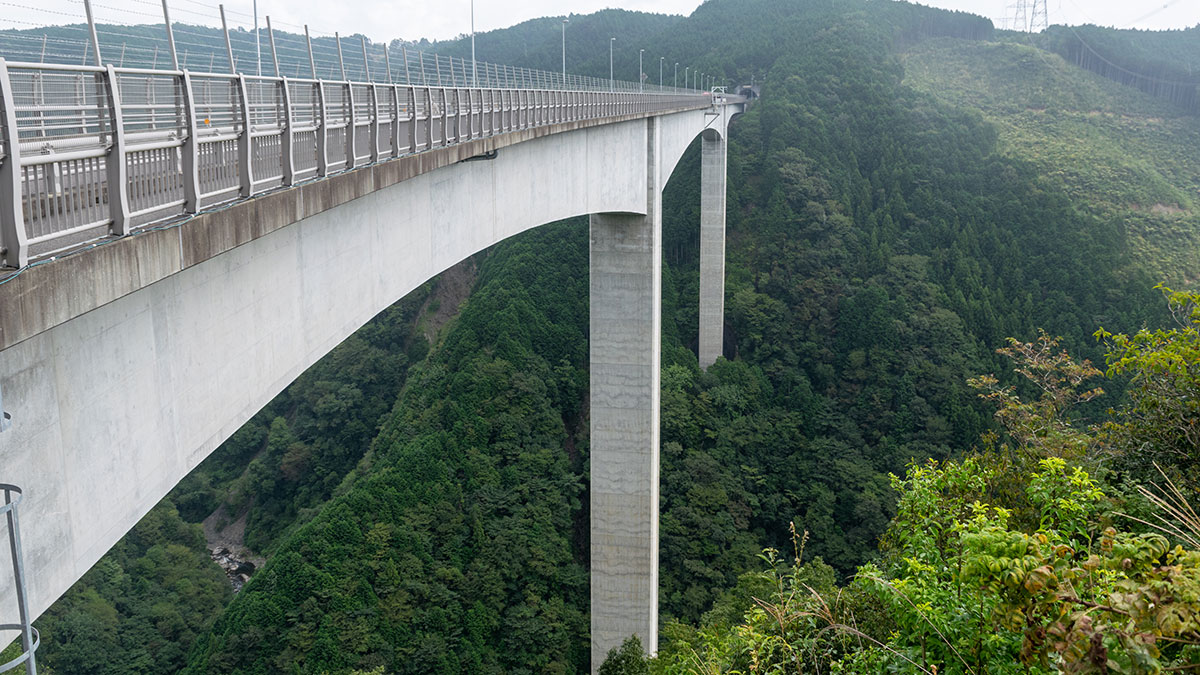 高さ200m、日本一のバンジージャンプもある新旅足橋