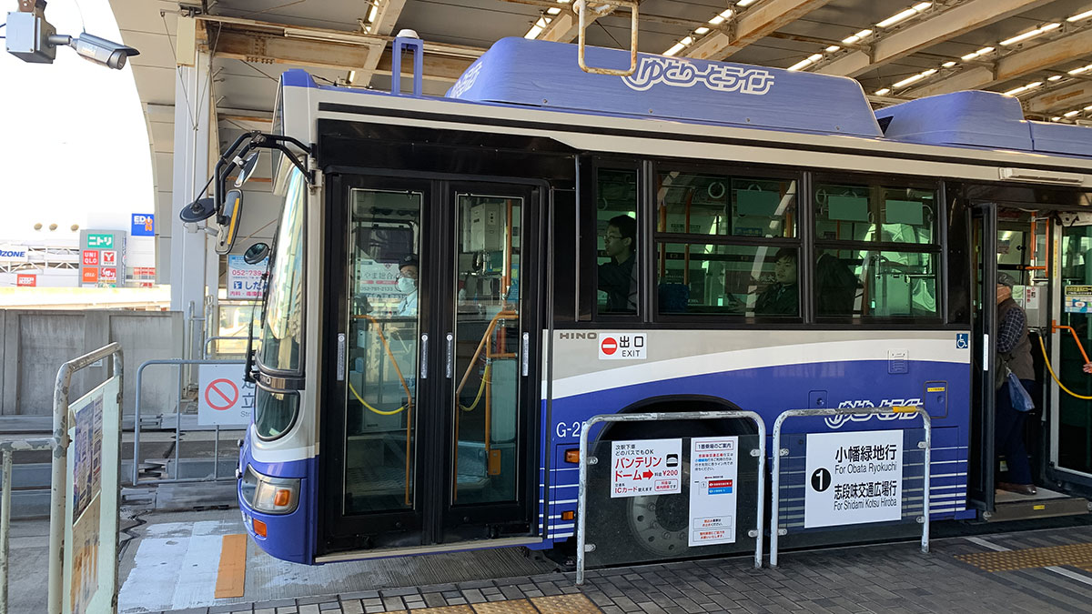 高架を走る名古屋市交通局のガイドウェイバス「ゆとりーとライン」